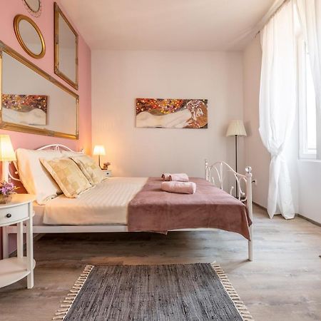 Old City Romantic Studios 4 With Free Private Parking Pula Bagian luar foto