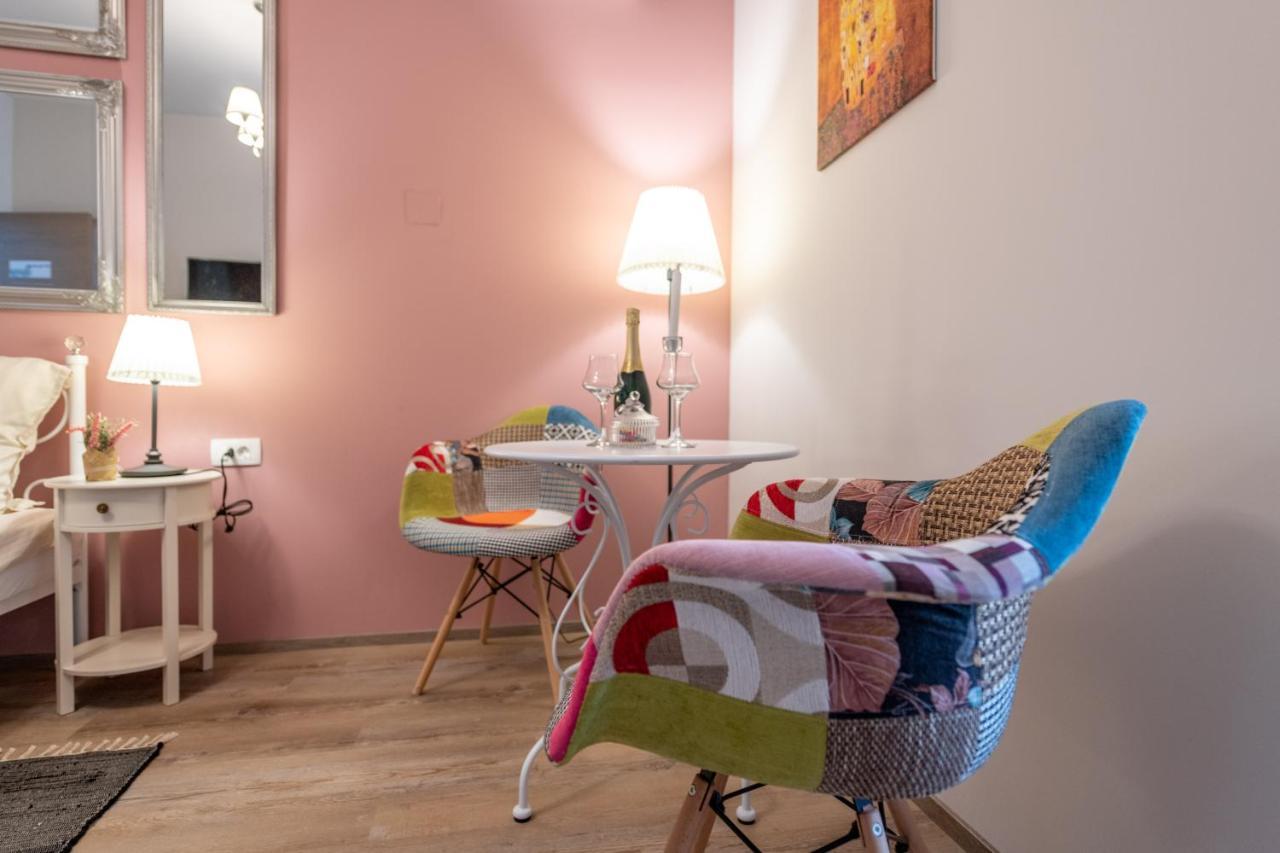 Old City Romantic Studios 4 With Free Private Parking Pula Bagian luar foto