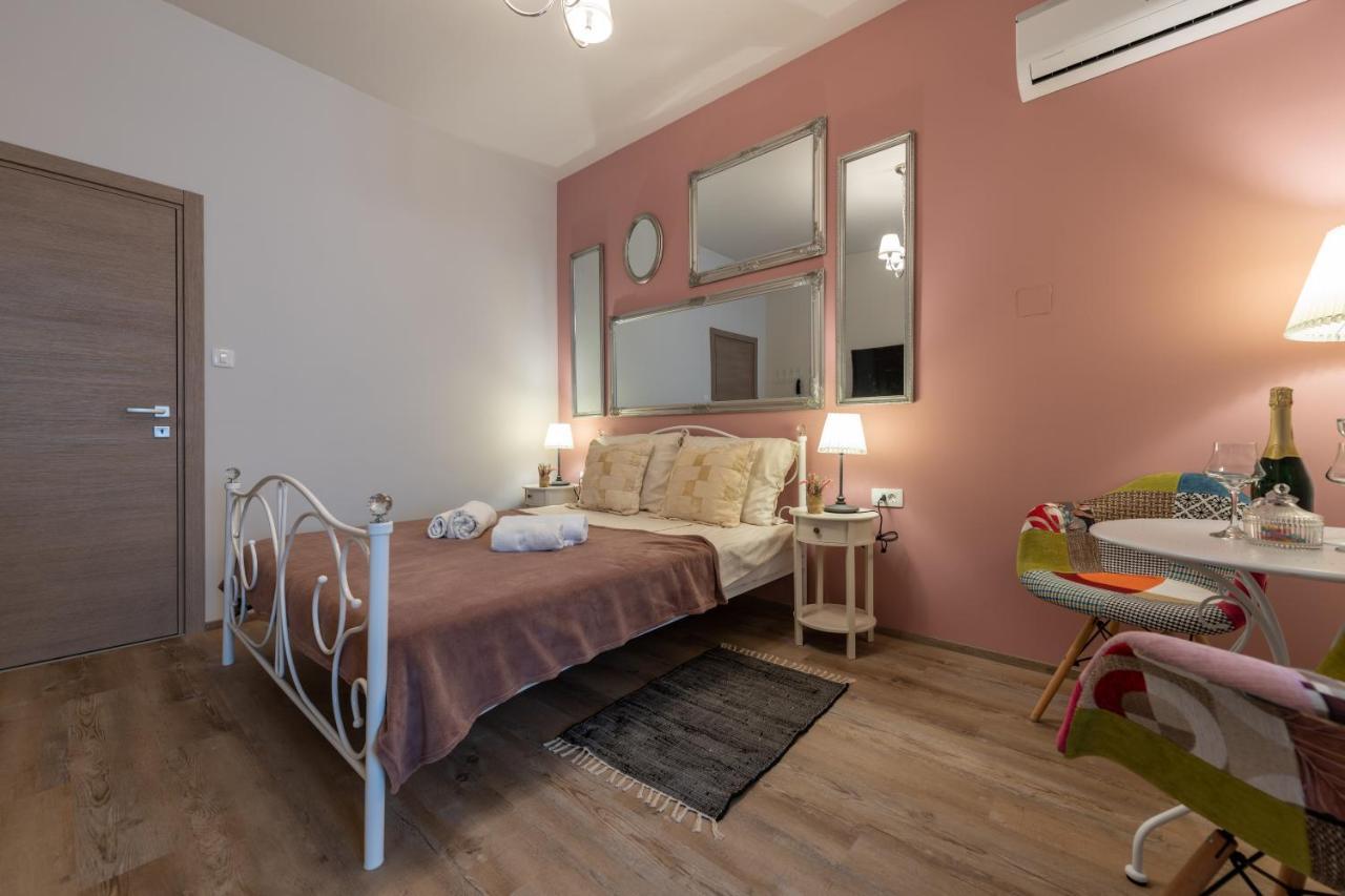 Old City Romantic Studios 4 With Free Private Parking Pula Bagian luar foto