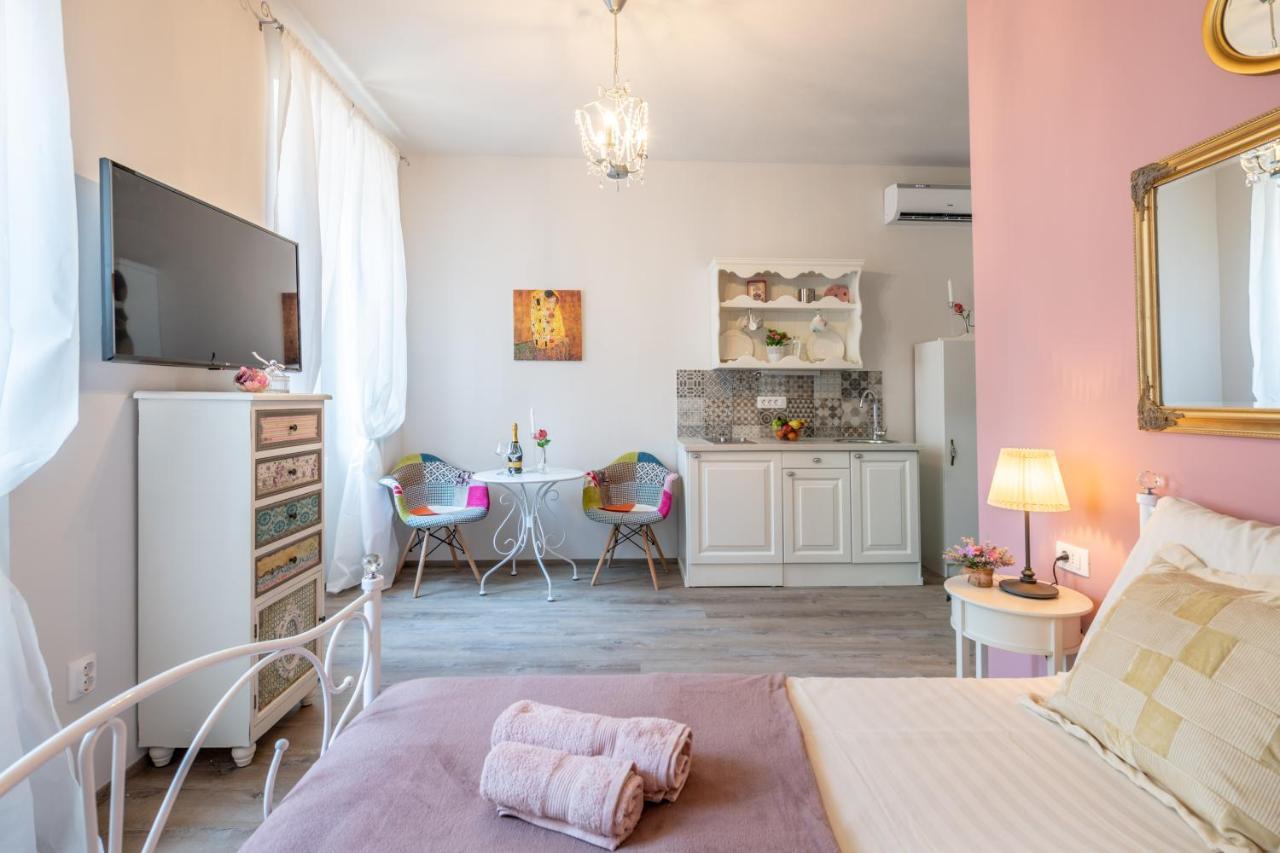 Old City Romantic Studios 4 With Free Private Parking Pula Bagian luar foto