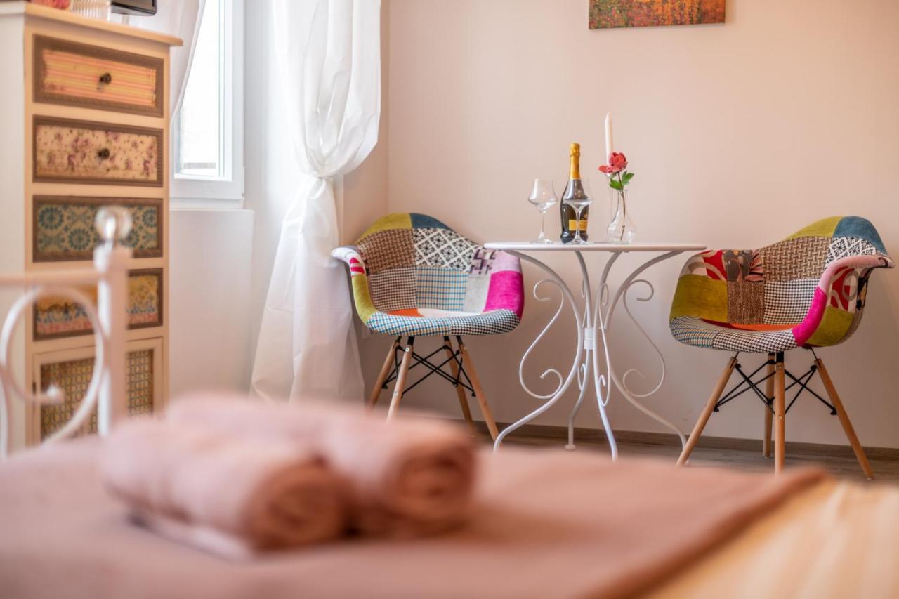 Old City Romantic Studios 4 With Free Private Parking Pula Bagian luar foto