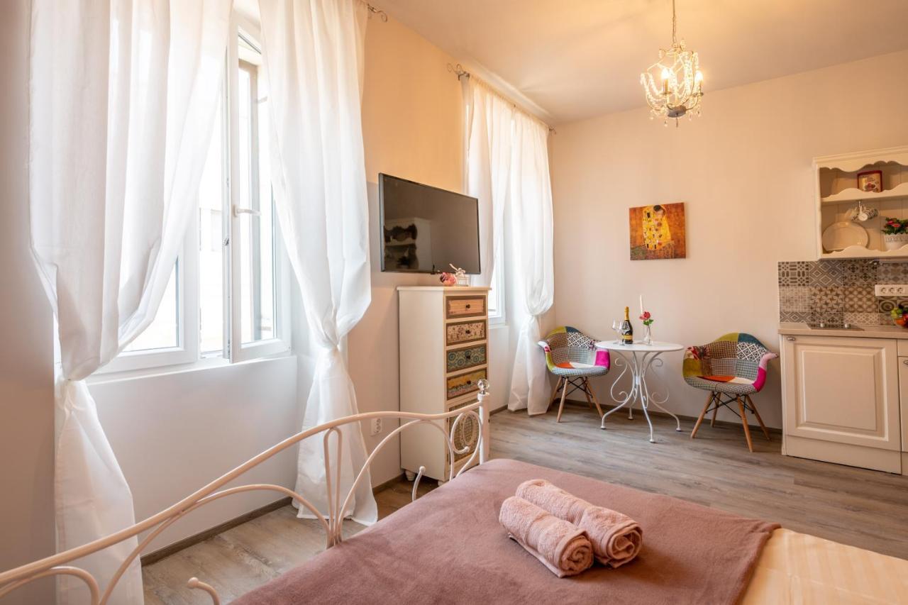 Old City Romantic Studios 4 With Free Private Parking Pula Bagian luar foto