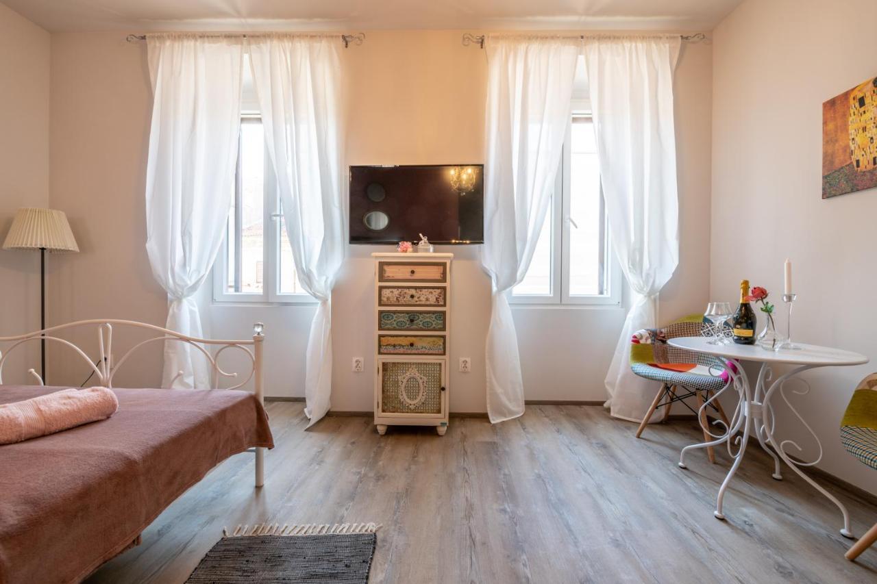 Old City Romantic Studios 4 With Free Private Parking Pula Bagian luar foto